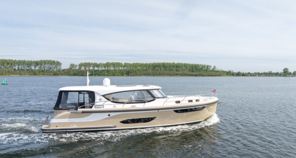Salt Yachting - Motorboot Sneek